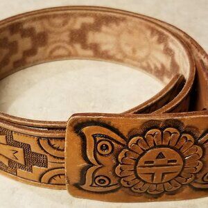 CHAMBERS HAND-PAINTED BROWN TOOLED LEATHER BUCKLE & BELT, SIZE 30 (UNISEX)